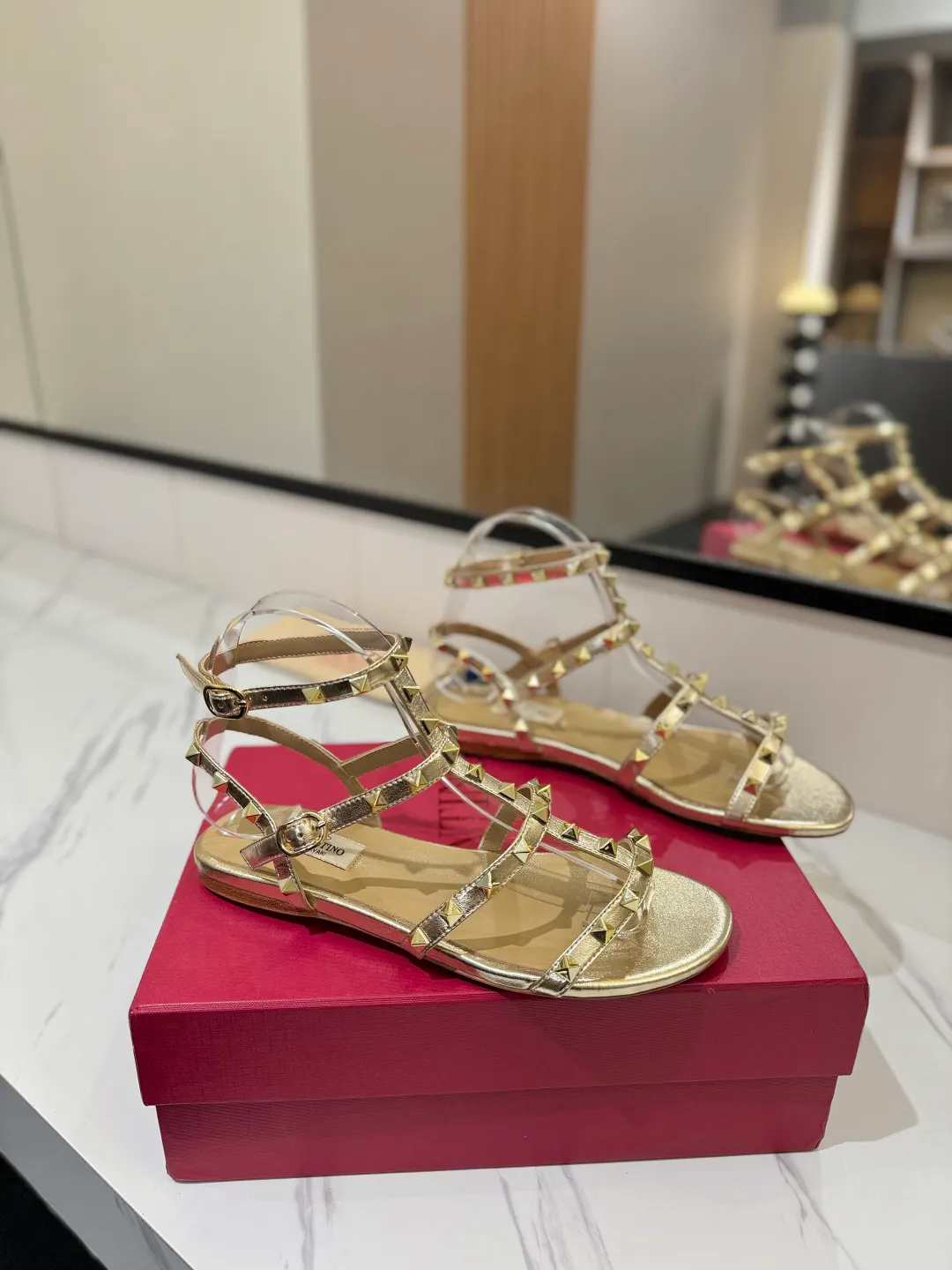 👟👟Ex-factory price 520👟👟 Valentino/Valentino rivet VT classic ankle-wrap rivet sandals, timeless 🆕 deeply rooted in people's hearts❤️A must-have item that never goes out of style🫰top replica! The side curves are perfect, the original molded custom-made rust-free rivets, and the textured hardware bring out a full sense of high-end, giving you a genuine foot feel! The first choice for high-end customers❤️ [Material] Upper: Original imported customized cowhide Inner lining: Original imported goatskin Outsole: Imported pearlescent leather outsole Code number: 35-39 [34, 40, 41, 42 are custom-made and cannot be returned or exchanged]